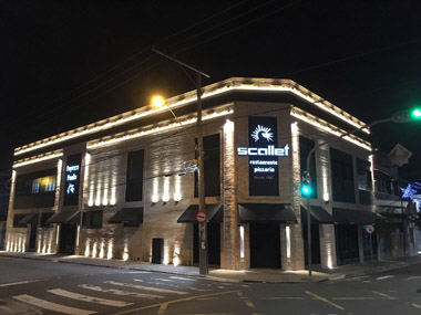 Fachada do Restaurante Scallet à noite